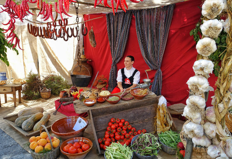 Puesto tradicional de verduras y hortalizas en el Martes Mayor en Plasencia, Cáceres