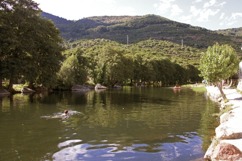 Piscina natural El Cristo en Navaconcejo, río Jerte situado en el norte de Cáceres