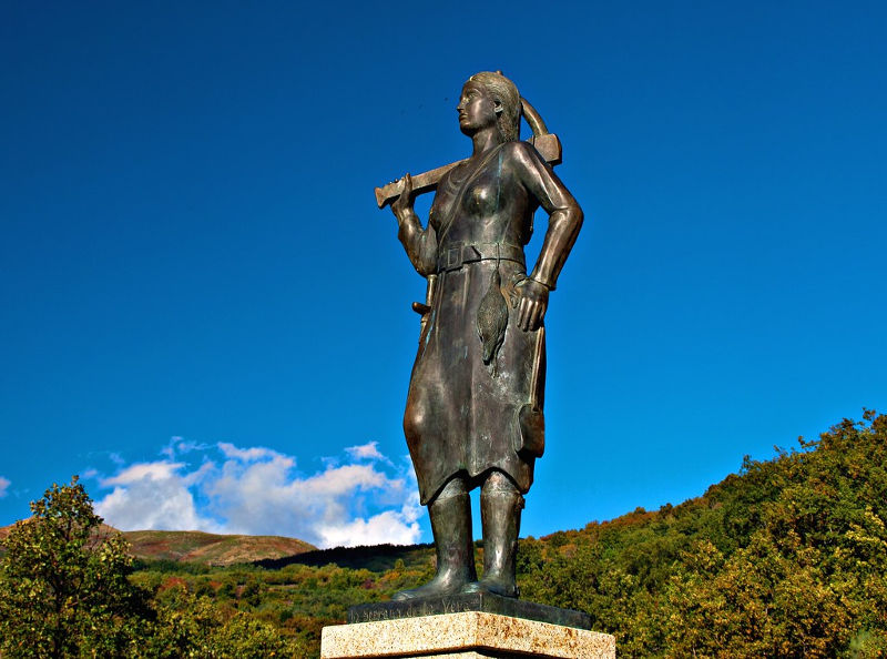 Estatua de la Serrana de la Vera, en Garganta la Olla