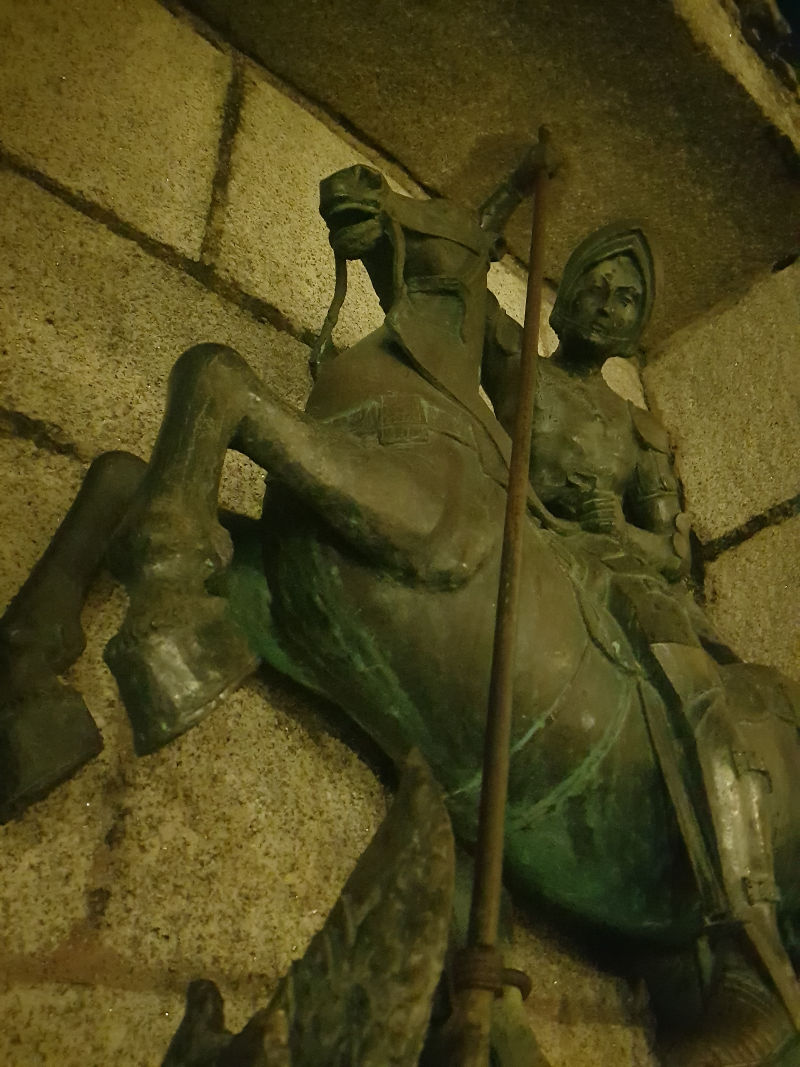 Estatua de San Jorge en Cáceres