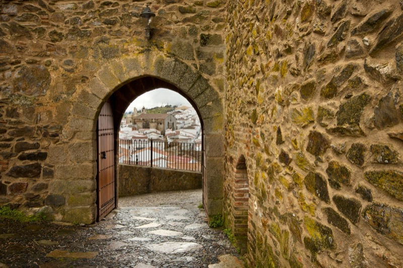 Una de las puertas del castillo de Segura de León